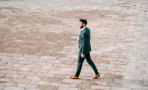 Επιτυχημένος Καυκάσιος Επιχειρηματίας Επίσημο Ντύσιμο Περπατάει Στην Ταράτσα Μην Είσαι — Φωτογραφία Αρχείου