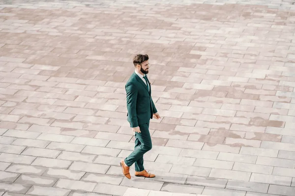 Επιτυχημένος Καυκάσιος Επιχειρηματίας Επίσημο Ντύσιμο Περπατάει Στην Ταράτσα Δημιουργήστε Ένα — Φωτογραφία Αρχείου