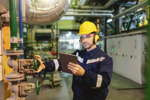 Junger Kaukasischer Schwerarbeiter Schutzanzug Und Helm Mit Tablet Und Schraubventil — Stockfoto