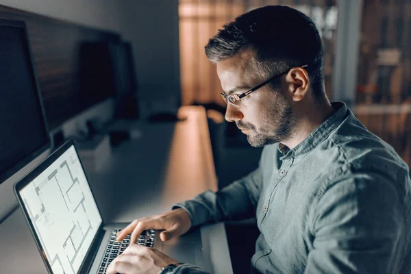 Ernsthafter Kaukasischer Bärtiger Architekt Mit Brille Der Spät Der Nacht — Stockfoto