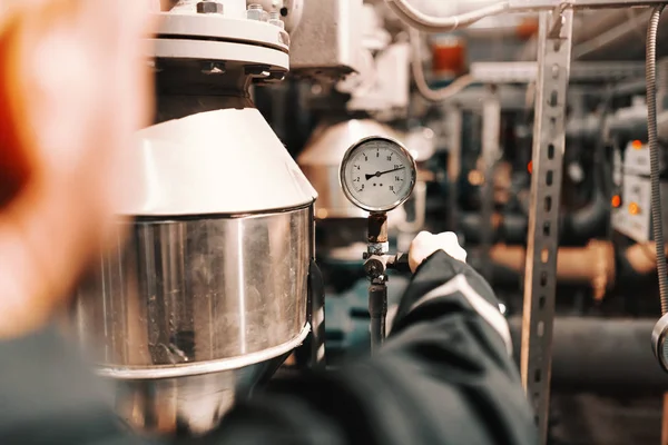 Nahaufnahme Eines Arbeiters Einem Schwerindustriewerk Der Den Luftdruck Kessel Reguliert — Stockfoto