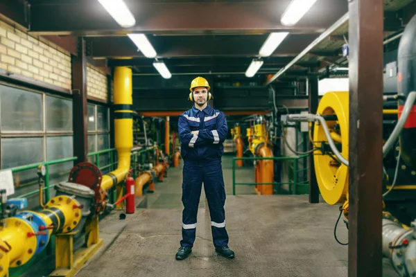 Volledige Lengte Van Werknemer Beschermende Pak Helm Antifones Staande Met — Stockfoto