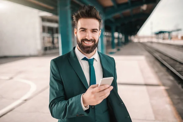 Sorridente Allegro Caucasico Barbuto Uomo Affari Caucasico Utilizzando Smart Phone — Foto Stock