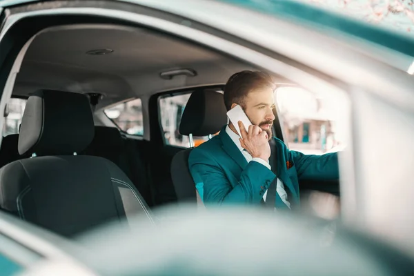 Jovem Caucasiano Bem Sucedido Empresário Barbudo Terno Turquesa Sentado Carro — Fotografia de Stock