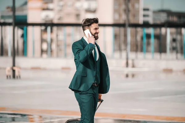 Ctižádostivý Běloch Vousatý Obchodník Který Používá Chytrý Telefon Nosí Zavazadla — Stock fotografie