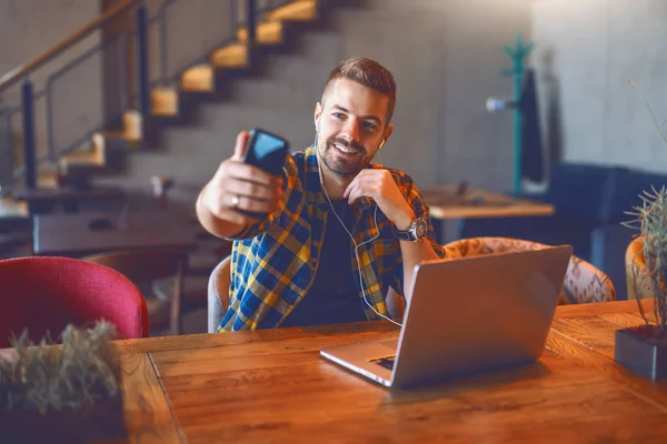 Blogger Sorridente Caucasiano Camisa Xadrez Com Fones Ouvido Nos Ouvidos — Fotografia de Stock