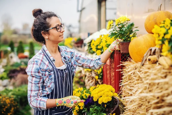 Charmante Kaukasische Bloemist Schort Staande Buitenshuis Regelen Van Bloemen — Stockfoto