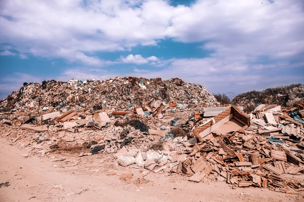 Prova Negligenza Umana Foto Grande Mucchio Spazzatura Rovinare Natura Accanto — Foto Stock