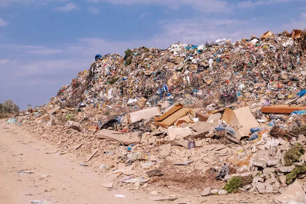 Prova Negligenza Umana Foto Grande Mucchio Spazzatura Rovinare Natura Accanto — Foto Stock