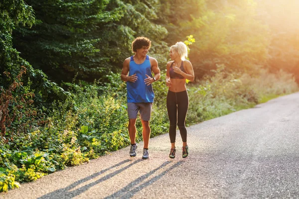 Volle Länge Des Lächelnden Kaukasischen Paares Das Einem Sonnigen Sommertag — Stockfoto