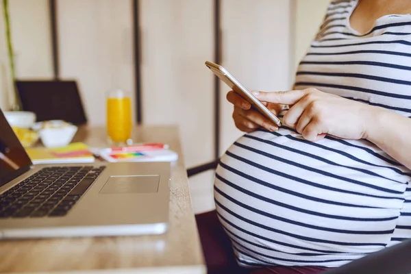 Ung Vit Gravid Kvinna Som Använder Smarttelefon När Hon Sitter — Stockfoto