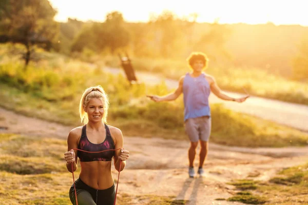 Schöne Blonde Frau Mit Pferdeschwanz Und Sportbekleidung Die Einem Sonnigen — Stockfoto