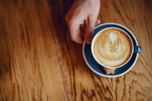 朝のカフェテリアでコーヒーを飲む男のトップビュー — ストック写真