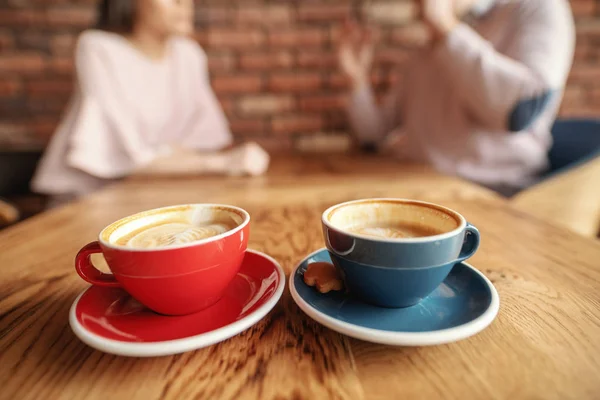 Nahaufnahme Von Zwei Tassen Frischem Espresso Hintergrund Pärchengespräche Cafeteria Innenraum — Stockfoto