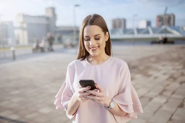 Urocza Kaukaski Brunetka Ubrana Elegancka Uśmiechnięta Pomocą Inteligentnego Telefonu Dachu — Zdjęcie stockowe