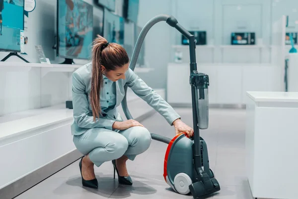 Gelukkig Kaukasische Brunette Formele Slijtage Crouching Uitproberen Van Nieuwe Stofzuiger — Stockfoto