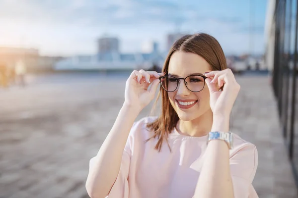 Charmant Glimlachend Kaukasisch Brunette Gekleed Elegant Putting Brillen Terwijl Staand — Stockfoto