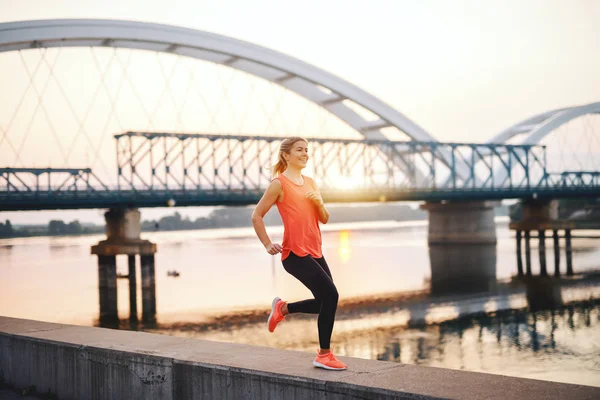 Lächelnde Kaukasische Blondine Sportkleidung Die Morgens Kai Läuft Hintergrund Brücke — Stockfoto