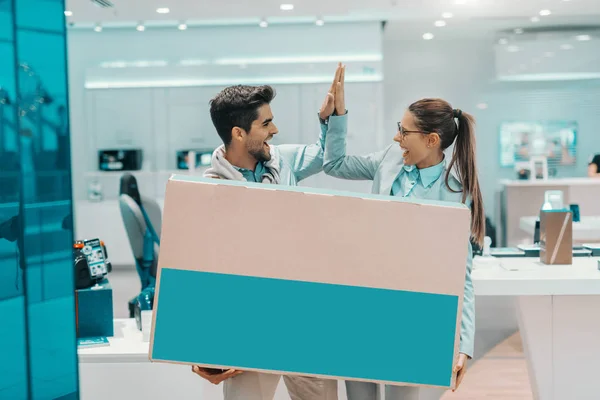 Sorrindo Feliz Casal Multicultural Vestido Elegante Segurando Caixa Com Nova — Fotografia de Stock