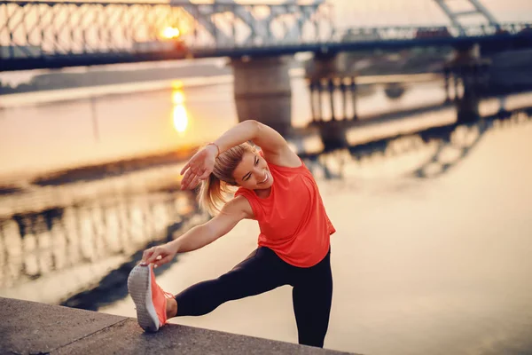 Charmig Kaukasiska Blond Kvinna Med Hästsvans Och Sportkläder Stretching Ben — Stockfoto