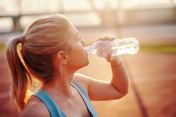 Portrait Young Blonde Caucasian Woman Sportswear Standing Court Drinking Water — Stock Photo, Image