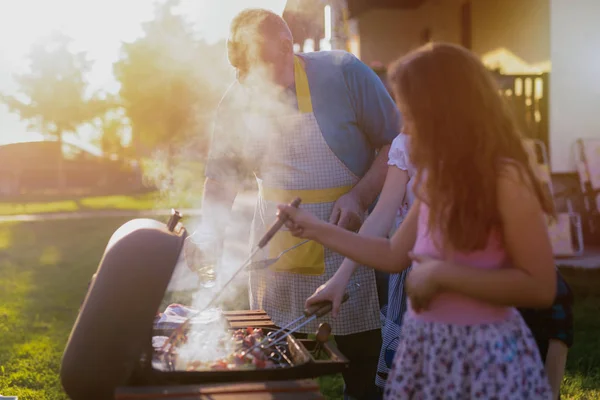 Trotse Vrolijke Grootvader Leert Zijn Kleinkinderen Hoe Een Barbecue Kunnen — Stockfoto