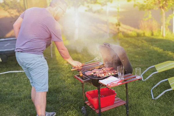 Imagem Homem Fazendo Churrasco Seu Quintal — Fotografia de Stock