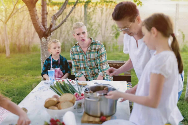 Familie Tijd Moeder Oma Zitten Bij Tafel Met Kinderen Lunchen — Stockfoto