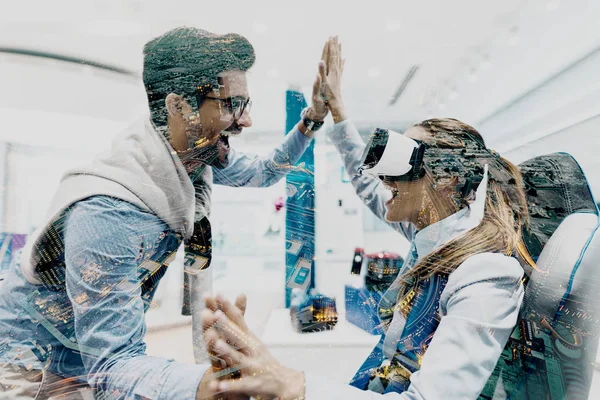 Jovem Casal Alegre Divertindo Loja Tecnologia Uma Mulher Com Óculos — Fotografia de Stock