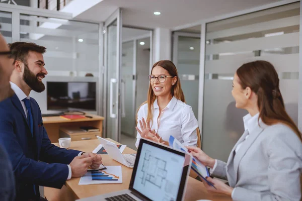 Erfolgreiches Team Trifft Sich Sitzungssaal — Stockfoto