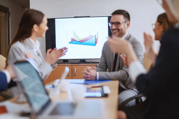 Ceo Sonriente Sentado Sala Juntas Con Equipo Equipo Aplaudiéndole Para —  Fotos de Stock