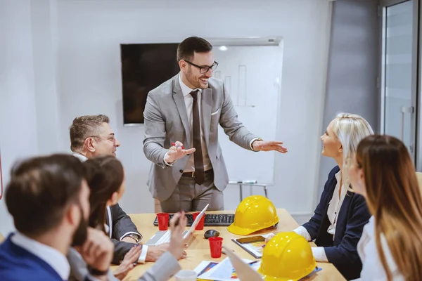 Sonriendo Exitoso Hombre Negocios Pie Hablando Nuevo Proyecto Mientras Equipo —  Fotos de Stock