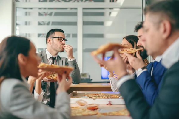 Empresários Sentados Sala Reuniões Comer Pizza Para Almoço — Fotografia de Stock