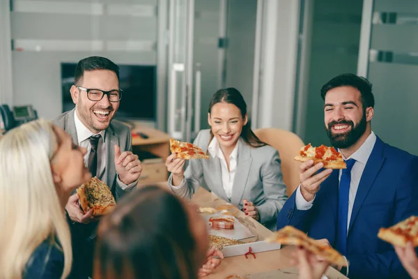 Gente Negocios Sentada Sala Juntas Comiendo Pizza Para Almuerzo — Foto de Stock