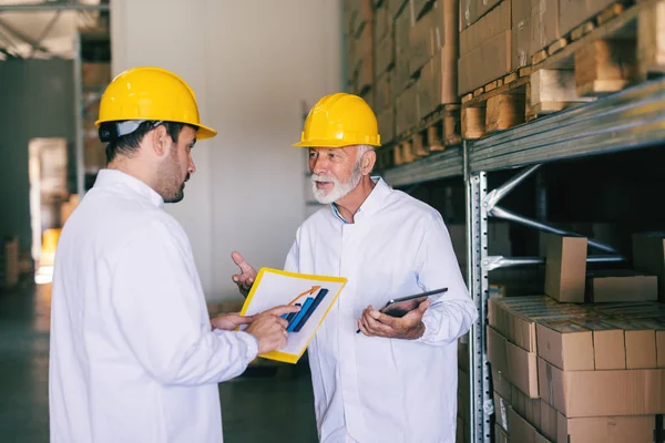 Due Uomini Dediti Lavoro Discutono Del Carico Marittimo Cartella Più — Foto Stock