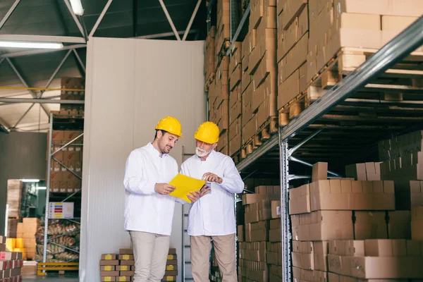 Dois Trabalhadores Vestidos Com Uniformes Com Capacetes Cabeça Olhando Para — Fotografia de Stock