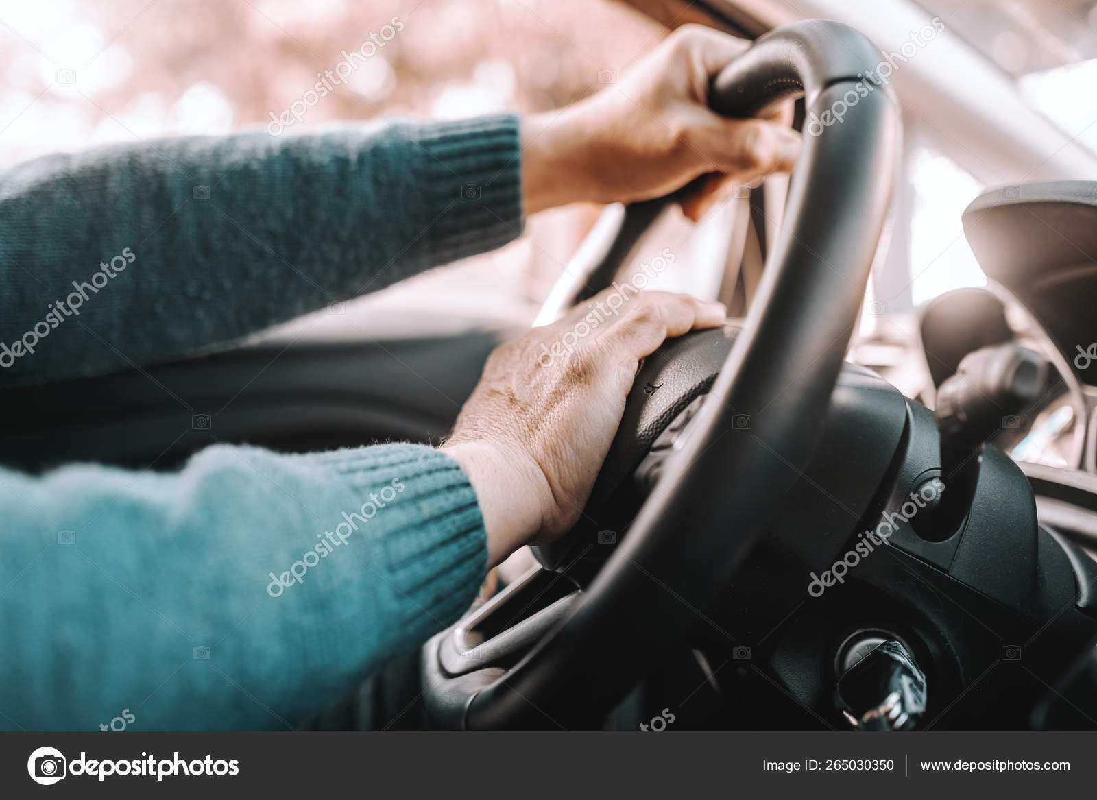 彼の車を運転する先輩のクローズアップ ハンドル上の片手とホーンの他 ストック写真 C Dusanpetkovic