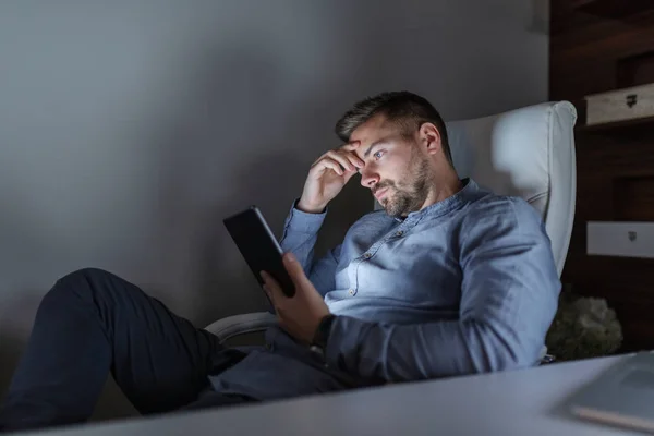 Verveeld Jonge Blanke Freelancer Met Tablet Terwijl Laat Nacht Kantoor — Stockfoto