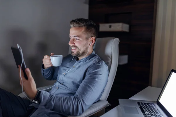 Joven Guapo Caucásico Barbudo Hombre Negocios Usando Tableta Beber Café —  Fotos de Stock