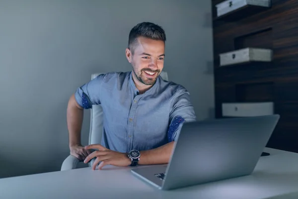 Χαμογελαστός Εργαζόμενος Καυκάσιος Επιχειρηματίας Κοιτάζοντας Laptop Ενώ Κάθονται Στο Γραφείο — Φωτογραφία Αρχείου