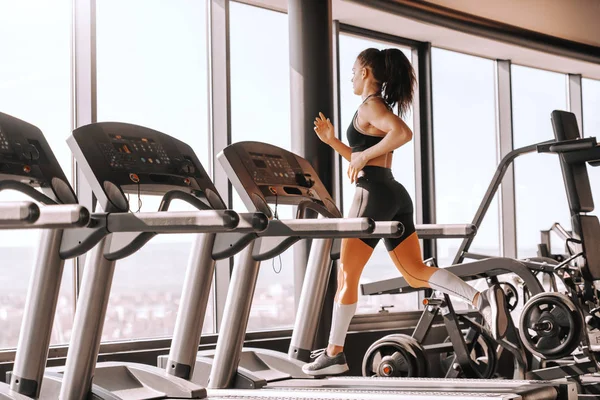 Young Sporty Muscular Brunette Ponytail Running Treadmill Backs Turned Full — 스톡 사진