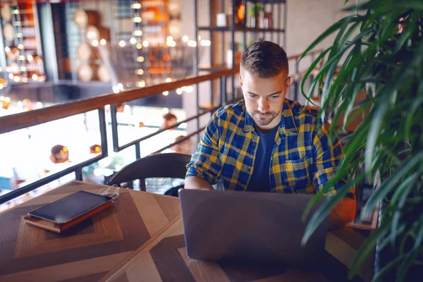 Freelancer Bonito Caucasiano Sério Camisa Xadrez Usando Laptop Sentado Cafetaria — Fotografia de Stock