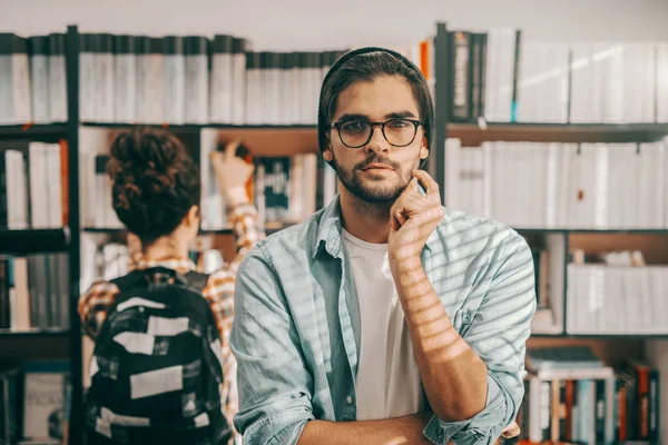 Joven Estudiante Hipster Raza Mixta Con Gafas Sombrero Cabeza Posando — Foto de Stock