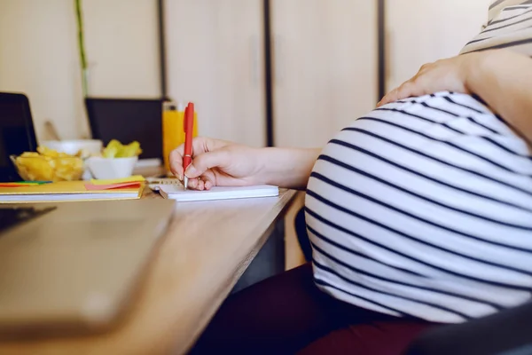 Gravid Kvinna Sitter Vid Bordet Och Skriver Antecknings Boken Skriv — Stockfoto