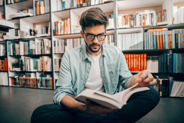 Estudante Misto Raça Masculina Sentado Chão Biblioteca Com Pernas Cruzadas — Fotografia de Stock