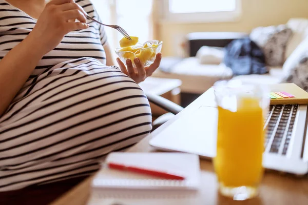 Unga Gravida Frilansare Äta Frukt Och Sitter Hemma Kontor Skriv — Stockfoto