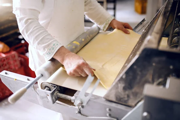 Fırında Pasta Kabuk Üstünde Makine Yapım Beyaz Üniformalı Çalışkan Baker — Stok fotoğraf