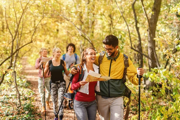 Randonneurs Explorant Les Bois Automne Premier Plan Couple Étreignant Souriant — Photo