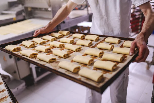 Padeiro Uniforme Branco Segurando Cozimento Rezar Com Massa Doce Delicioso — Fotografia de Stock