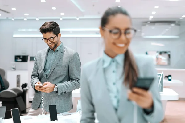 Usměvavý Muž Smíšenou Rasou Který Zkouší Inteligentní Telefon Obchodě Techniky — Stock fotografie